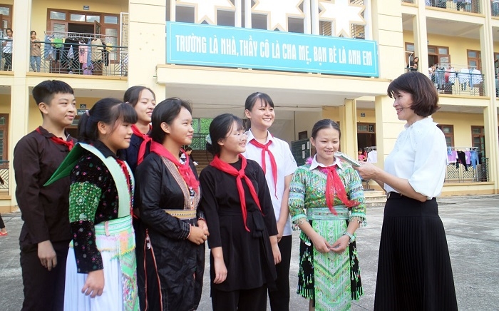 Bảo đảm các điều kiện về đội ngũ nhà giáo, tài chính, cơ sở vật chất, thư viện và thiết bị dạy học các cơ sở giáo dục phù hợp với điều kiện của từng địa phương…