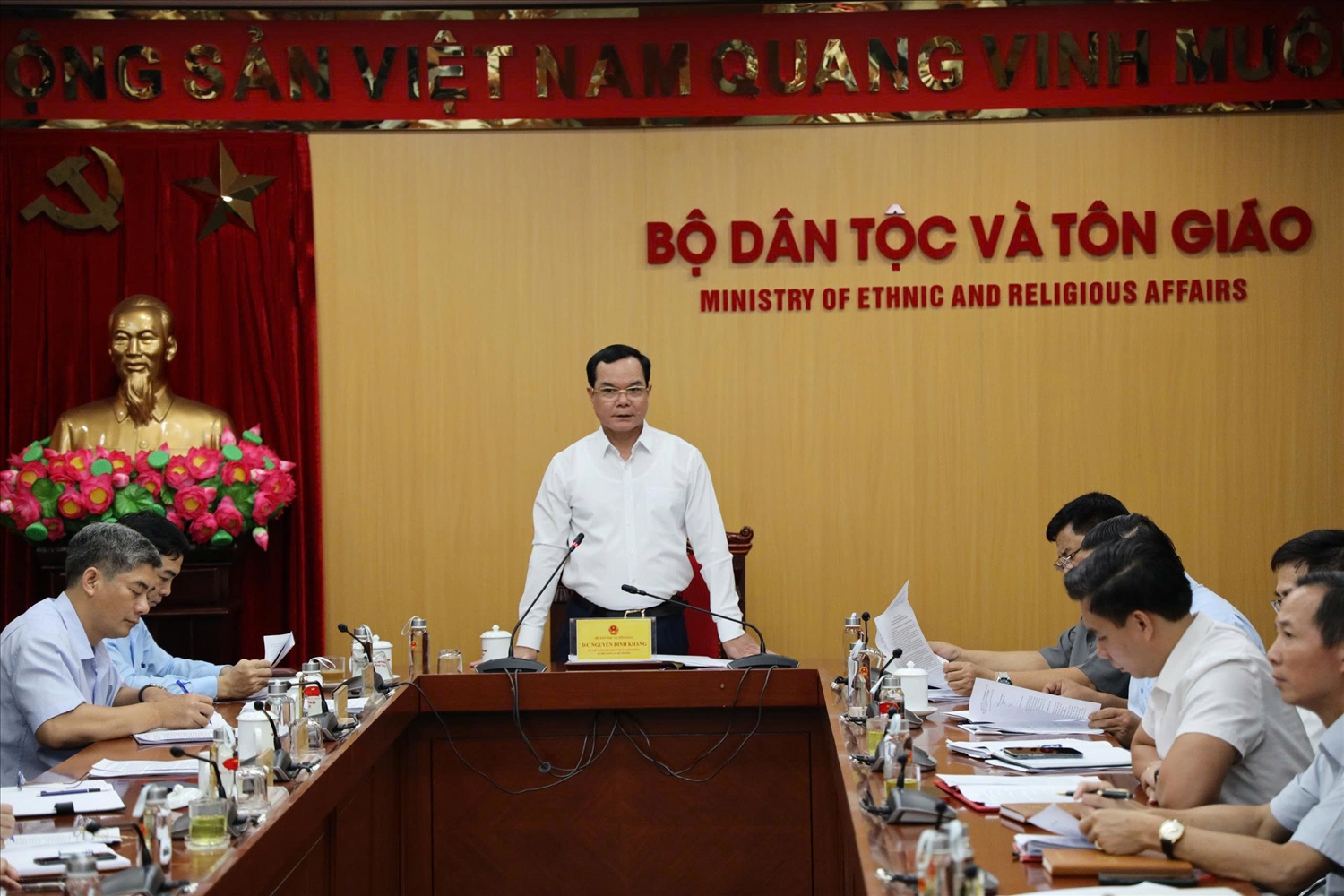 Bộ trưởng Nguyễn Đình Khang yêu cầu các vụ, đơn vị tập trung cao độ, bảo đảm hoàn thành các nhiệm vụ theo đúng thời hạn và yêu cầu chất lượng