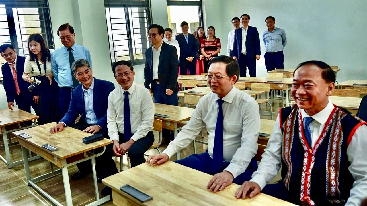 Phó Thủ tướng Chính phủ Hồ Quốc Dũng, Thứ trưởng Bộ Dân tộc và Tôn giáo Y Vinh Tơr cùng các đại biểu tham quan, kiểm tra bàn ghế và thiết bị máy tính tại Trường Phổ thông Nội trú liên cấp Tiểu học và Trung học cơ sở Ia Púch