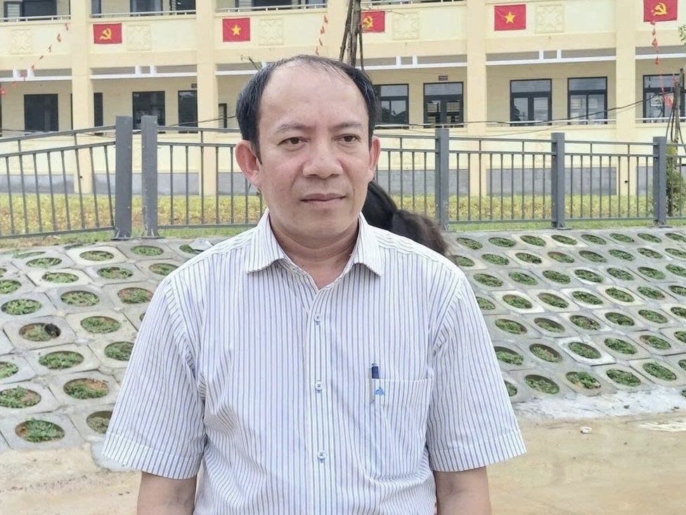 Thầy Phan Thành Tiến - Hiệu trưởng nhà trường, bày tỏ lòng biết ơn sâu sắc trước sự quan tâm của Đảng, Nhà nước; sự chỉ đạo, hỗ trợ của các cấp, các ngành, địa phương và các lực lượng đã chung sức để những ngôi trường được hoàn thành