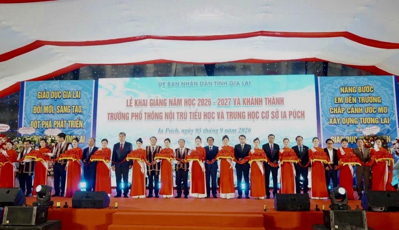 Phó Thủ tướng Hồ Quốc Dũng và lãnh đạo Bộ, ngành, địa phương, chủ đầu tư, đơn vị thi công cắt băng khánh thành Trường học Nội trú liên cấp biên giới