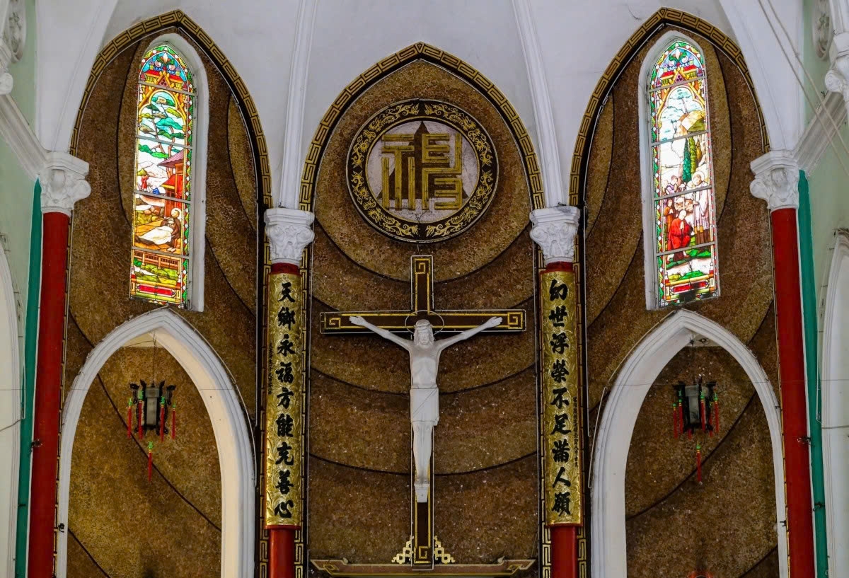 The four columns in the sanctuary feature Chinese architectural characteristics