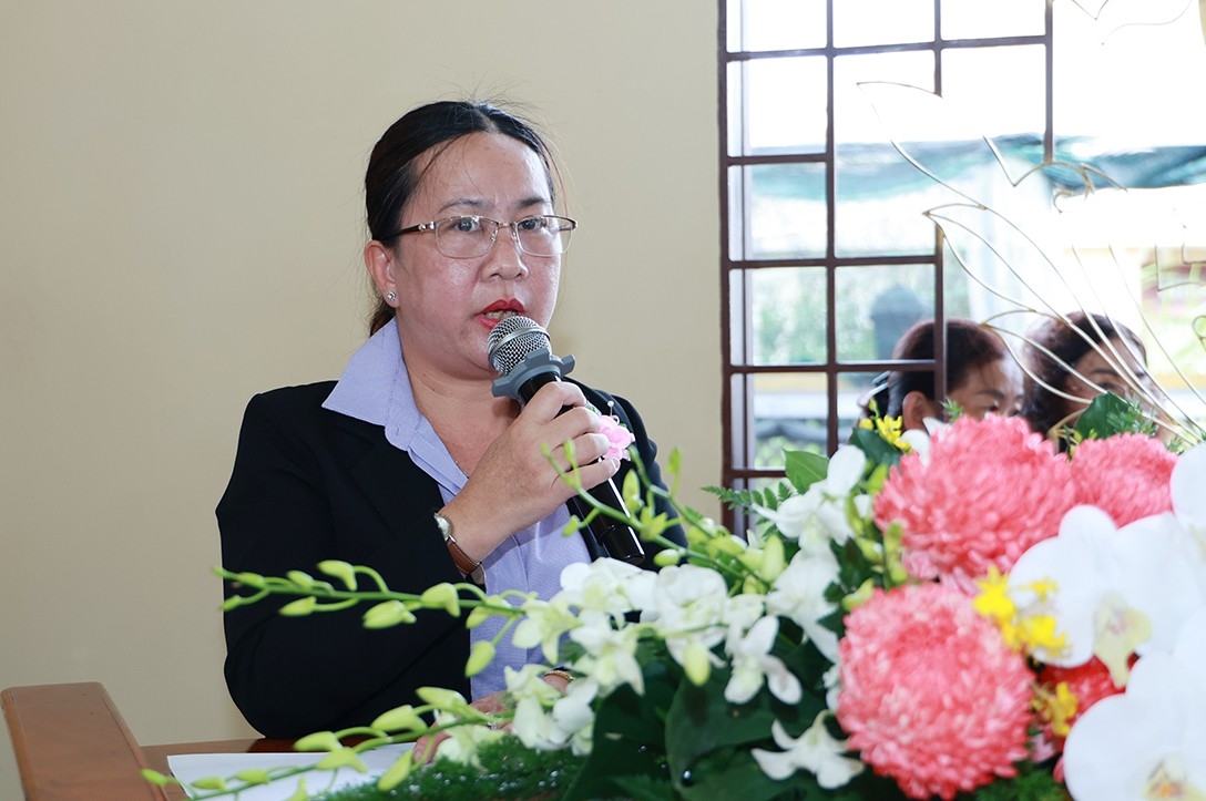 Bà Phan Thị Hồng Diễm - Ủy viên Ban Thường vụ Đảng ủy, Chủ tịch Ủy ban Mặt trận Tổ quốc Việt Nam xã Tân Lân phát biểu chúc mừng Sư cô Thích Nữ Như Dung và đạo tràng Thiên Minh