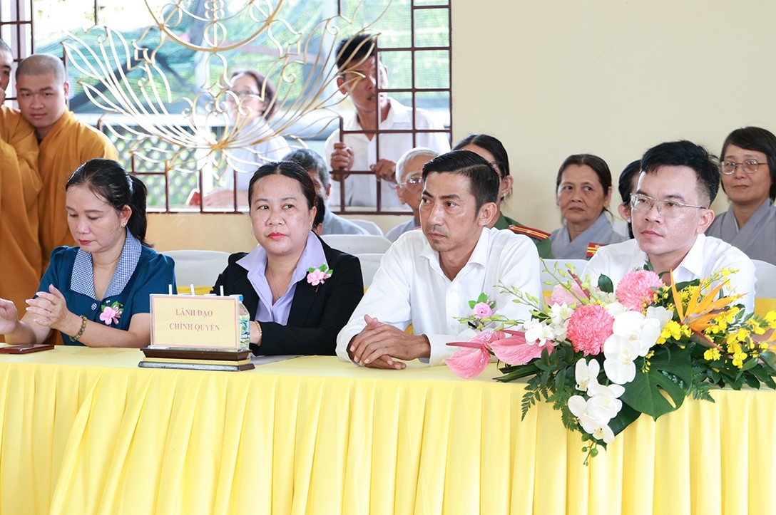 Đại diện các cơ quan, ban ngành địa phương xã Tân Lân tham dự buổi lễ