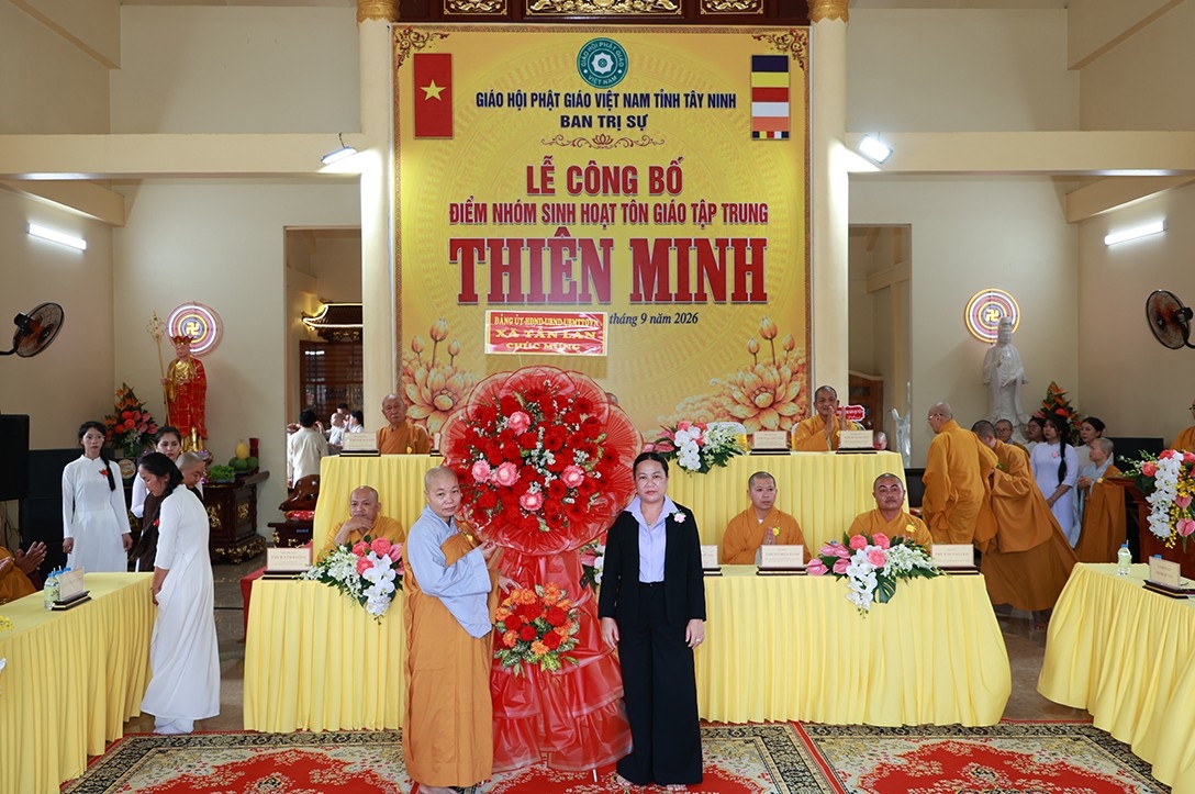 Bà Phan Thị Hồng Diễm tặng hoa chúc mừng Sư cô Thích Nữ Như Dung tại buổi lễ