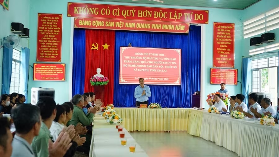 Thứ trưởng Y Vinh Tơr thăm Người có uy tín và hộ đồng bào dân tộc thiểu số nghèo ở xã biên giới Ia Púch
