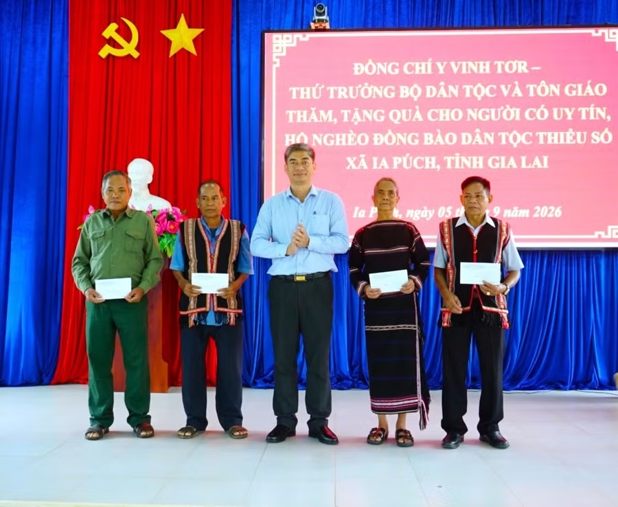 Thứ trưởng Y Vinh Tơr tặng quà 4 Người có uy tín tại xã Ia Púch