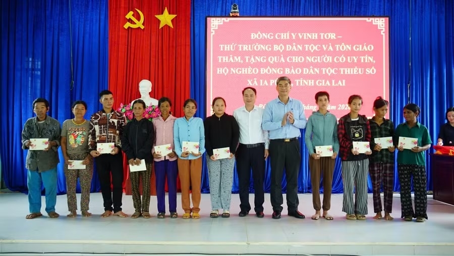 Thứ trưởng Y Vinh Tơr tặng quà hỗ trợ đến hộ đồng bào dân tộc thiểu số nghèo