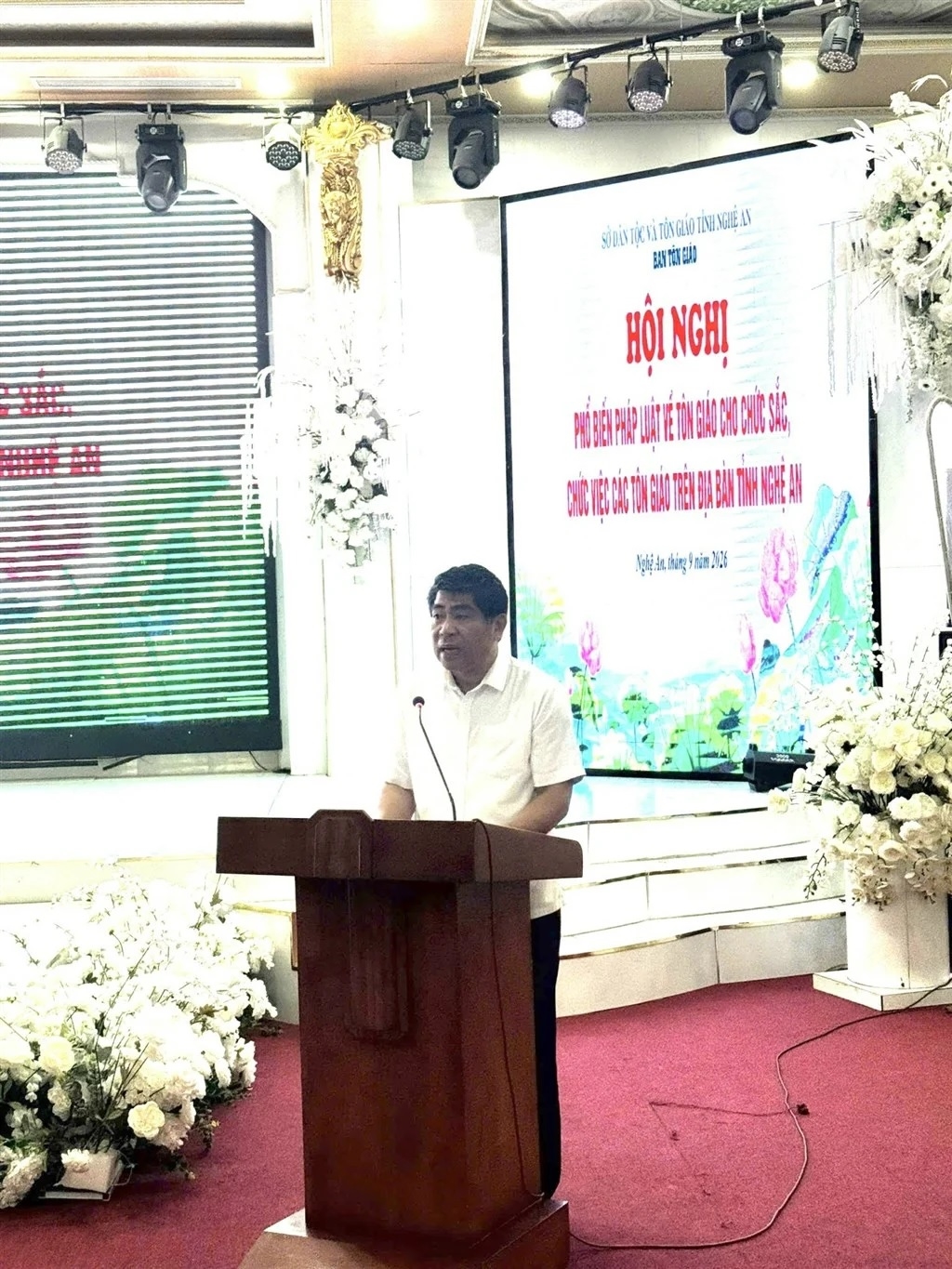 Ông Vi Văn Sơn, Giám đốc Sở Dân tộc và Tôn giáo tỉnh Nghệ An phát biểu tại Hội nghị