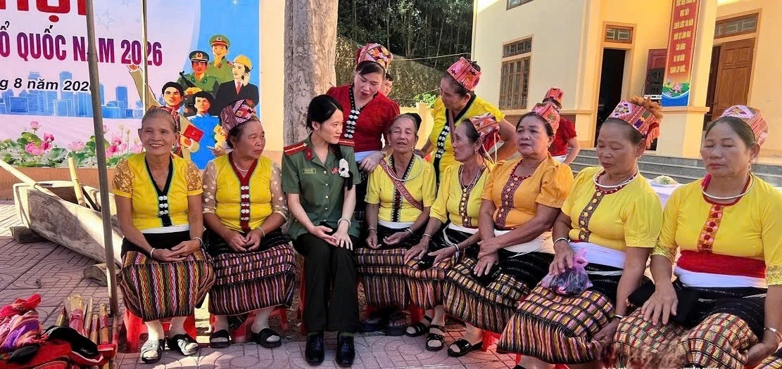 Thiếu úy Lương Thị Hiếu, nữ công an người dân tộc Thái, trò chuyện cùng đồng bào tại xã Nghĩa Hành, tỉnh Nghệ An