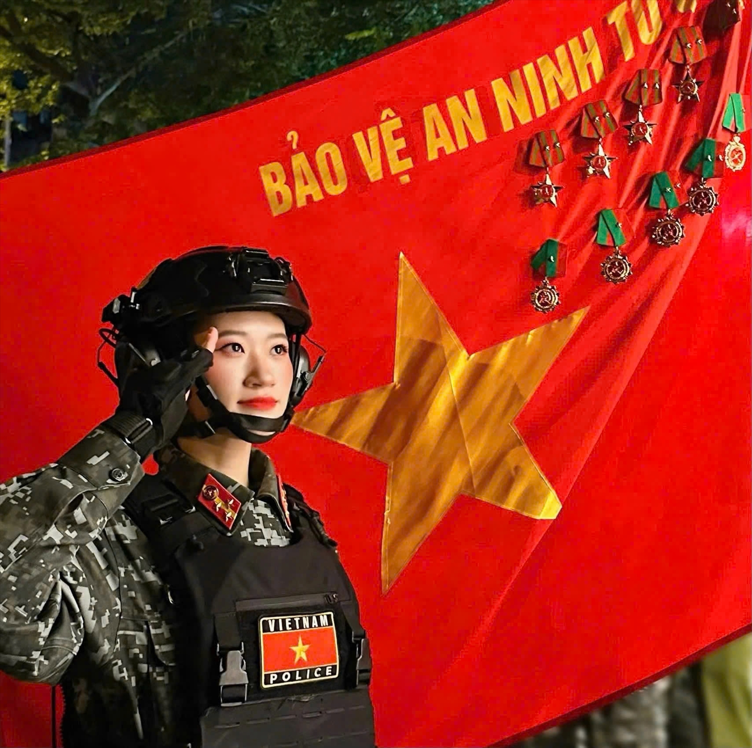 Thiếu úy Lương Thị Hiếu trong đội hình diễu binh, diễu hành A80