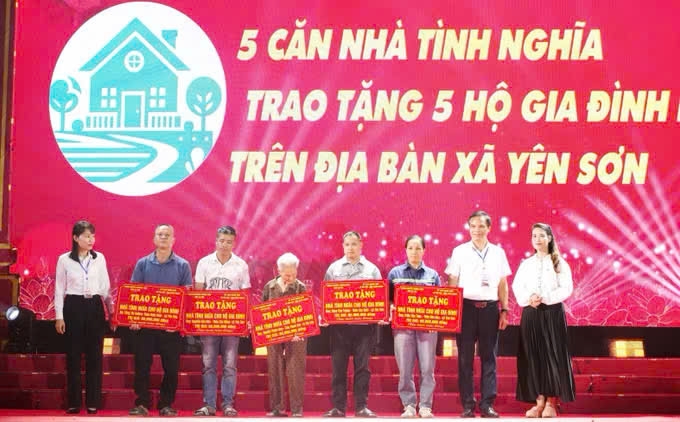 Đại diện lãnh đạo địa phương và nhà hảo tâm trao biểu trưng hỗ trợ 5 căn nhà tình nghĩa cho các hộ dân có hoàn cảnh khó khăn trên địa bàn xã Yên Sơn (Tuyên Quang)