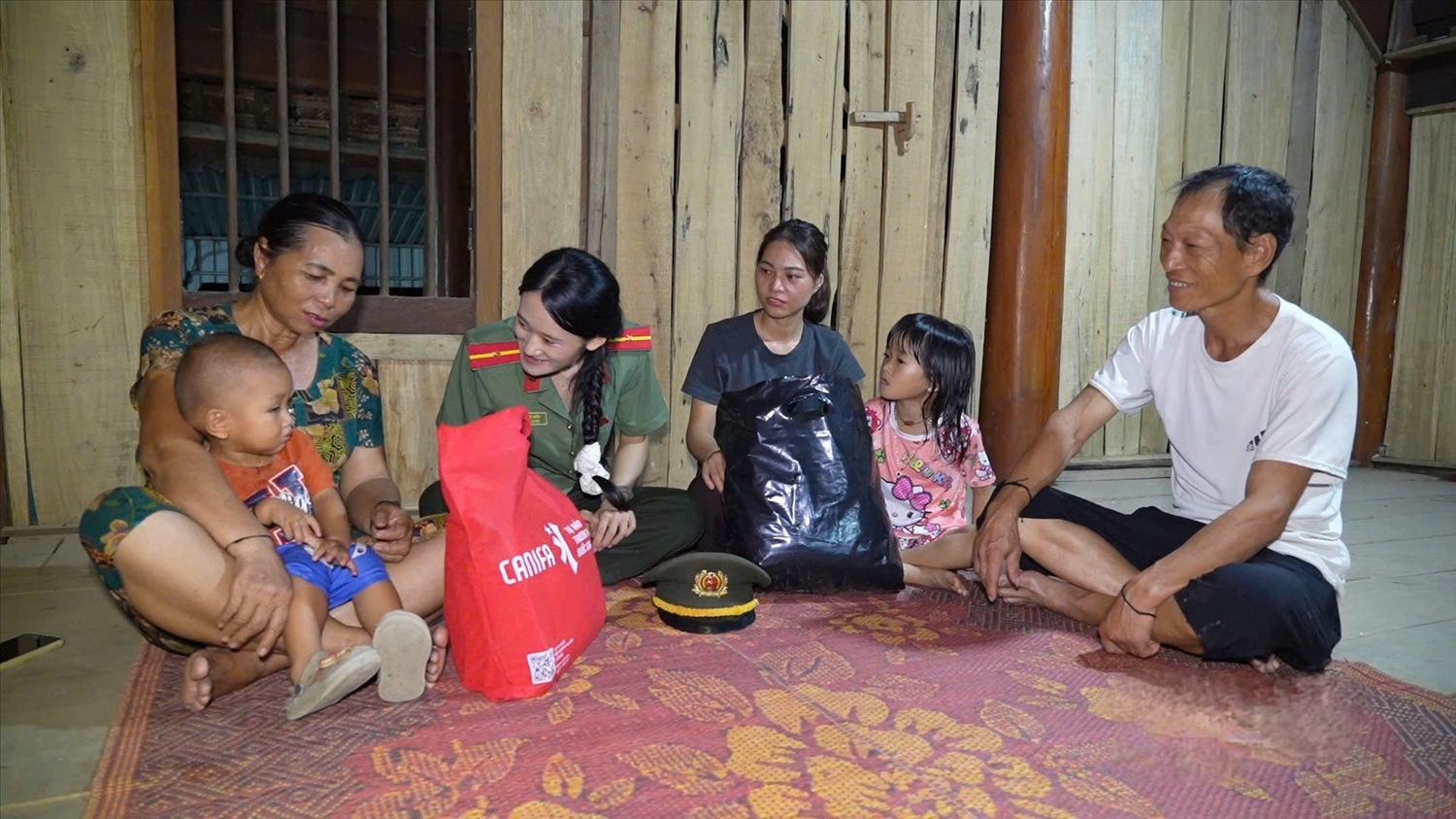 Thiếu úy Lương Thị Hiếu trao quà, sẻ chia với bà con có hoàn cảnh khó khăn ở xóm Môn Sơn, xã Nghĩa Hành, tỉnh Nghệ An