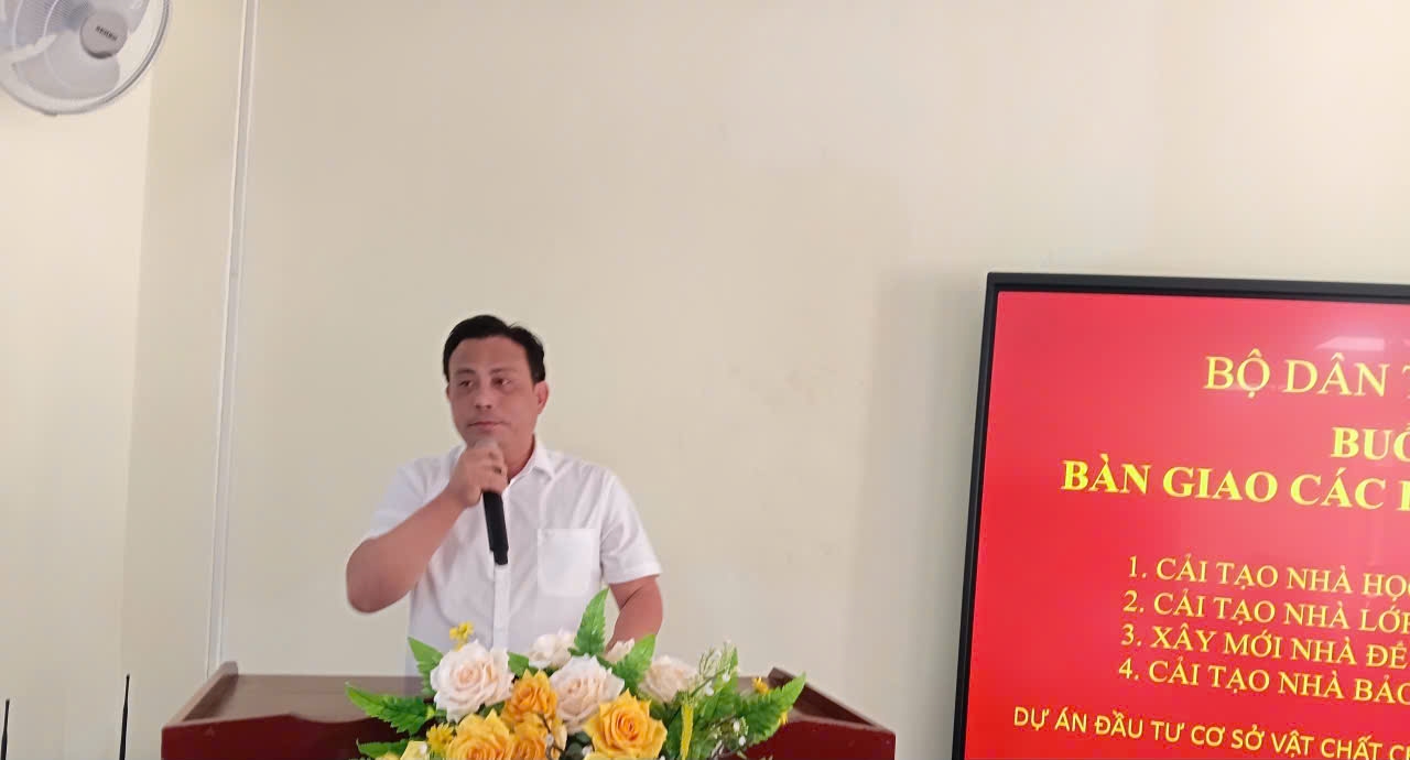 Tiến sĩ Nguyễn Văn Đức, Giám đốc Ban Quản lý Dự án Đầu tư chuyên ngành xây dựng, Bộ Dân tộc và Tôn giáo phát biểu tại buổi Lễ bàn giao
