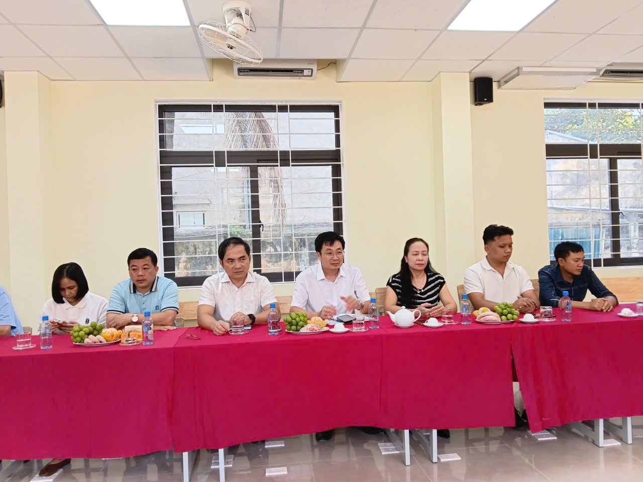 Đại diện lãnh đạo Trường Dự bị Đại học Dân tộc Sầm Sơn tham dự buổi lễ bàn giao