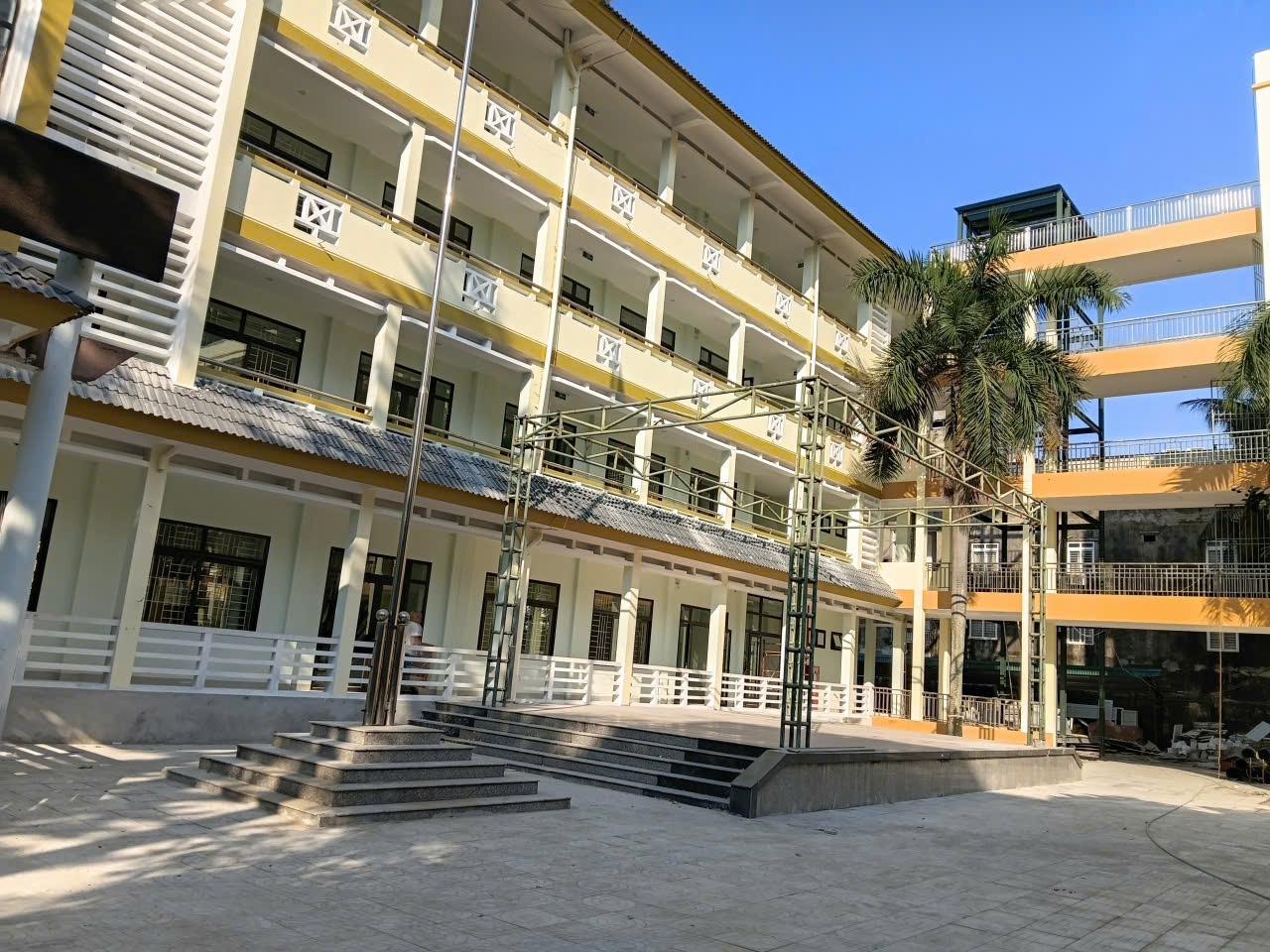 Các dãy nhà lớp học (Trường Dự bị Đại học Dân tộc Sầm Sơn) đã hoàn thiện và đưa vào sử dụng