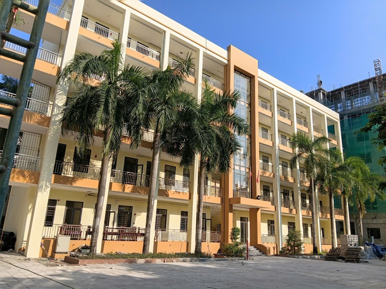 Các dãy nhà lớp học (Trường Dự bị Đại học Dân tộc Sầm Sơn) đã hoàn thiện và đưa vào sử dụng