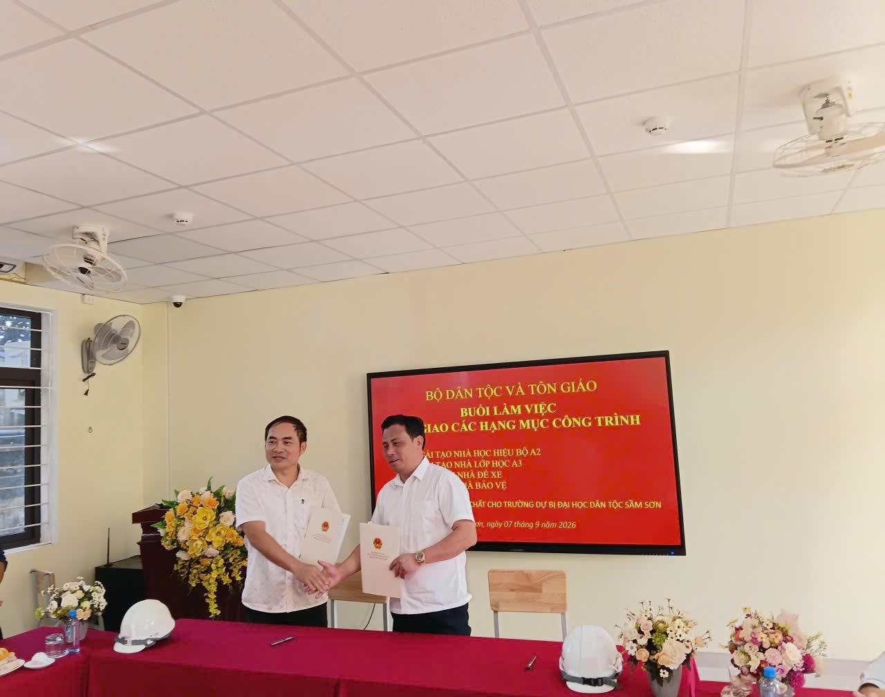 Tiến sĩ Nguyễn Văn Đức, Giám đốc Ban Quản lý Dự án Đầu tư chuyên ngành xây dựng, Bộ Dân tộc và Tôn giáo và Tiến sĩ Lê Lâm, Hiệu trưởng Trường Dự bị Đại học Dân tộc Sầm Sơn ký biên bản nghiệm thu