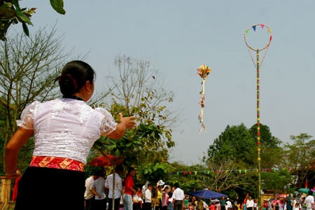 Trò chơi ném còn của người Thái thu hút sự tham gia của người dân và du khách