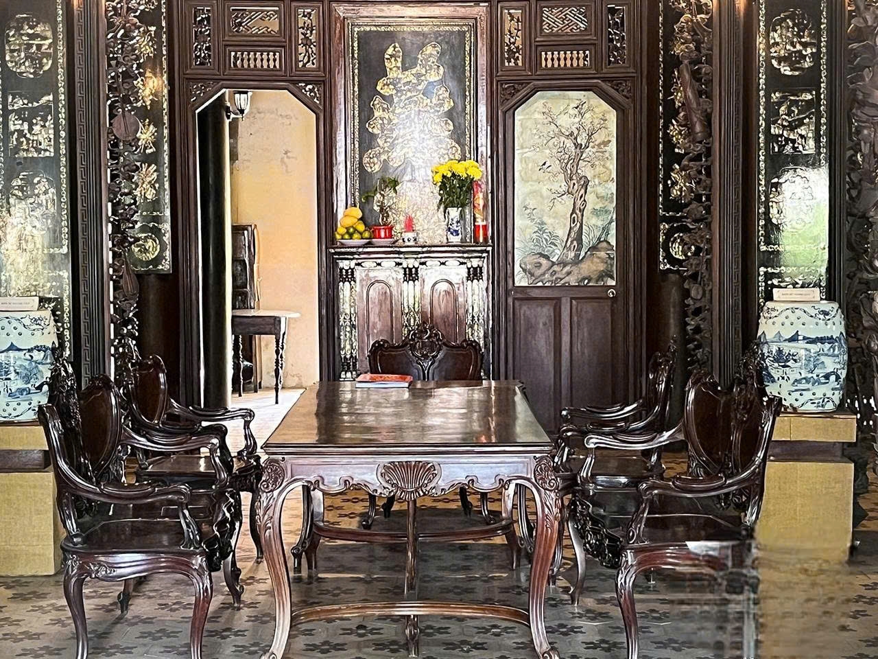 Các nội thất trong nhà đều được thiết kế bằng vật liệu quý như chiếc giường Thất Bảo hay bộ bàn ghế mang phong cách Louis