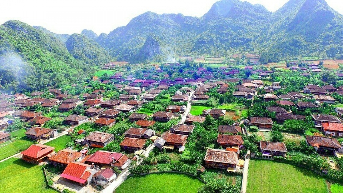 Làng du lịch cộng đồng Quỳnh Sơn, nơi có những cánh đồng lúa trải dài giữa những dãy núi đá vôi hùng vĩ và những nếp nhà sàn mộc mạc của người Tày. Một khung cảnh yên bình, dung dị nhưng đủ khiến ai ghé qua cũng muốn nán lại thật lâu