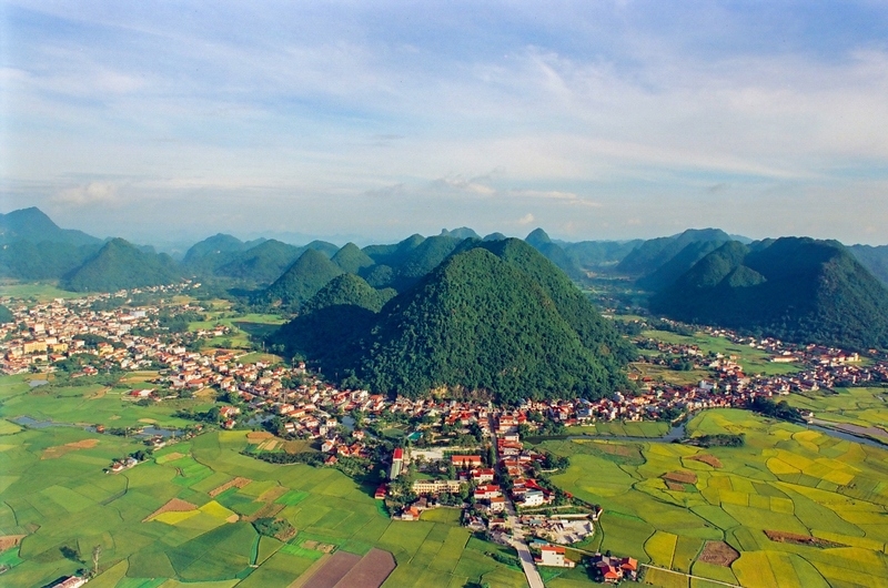 Đến với làng Quỳnh Sơn, du khách không khỏi say mê trước khung cảnh thanh bình, thơ mộng suốt bốn mùa với những cánh đồng lúa xanh mướt hoặc vàng óng theo mùa, bao quanh là các dãy núi đá vôi hùng vĩ. Đây là địa điểm lý tưởng để chụp ảnh, đạp xe, đi bộ khám phá làng quê hoặc ngắm bình minh và hoàng hôn tuyệt đẹp