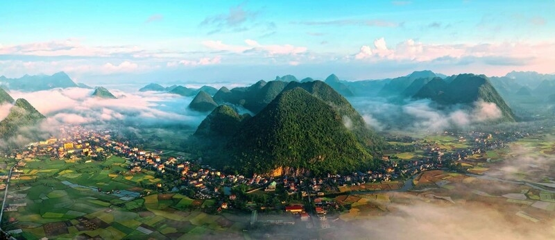 Đến Bắc Sơn, du khách thường bắt đầu hành trình bằng chuyến leo đỉnh Nà Lay, nơi có hơn 1.200 bậc đá dẫn lên độ cao 600m