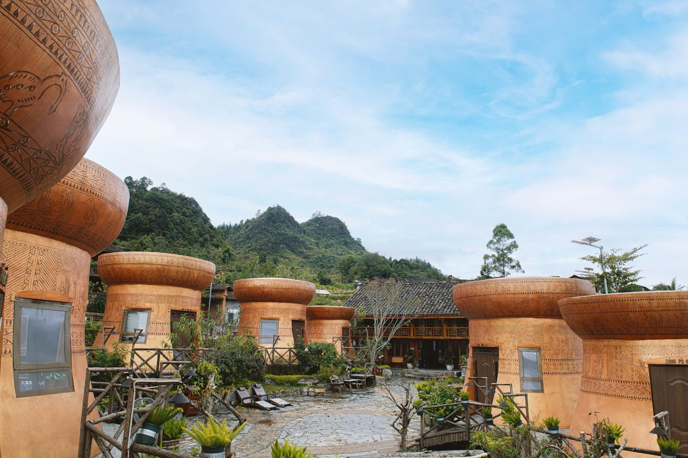 Danh House is the first homestay in Vietnam to incorporate Lo Lo bronze drums into its architecture, creating a “miniature bronze drum village” within the Lo Lo Chai village in Dong Van commune, Tuyen Quang province (Photo: Tien Phong Newspaper).